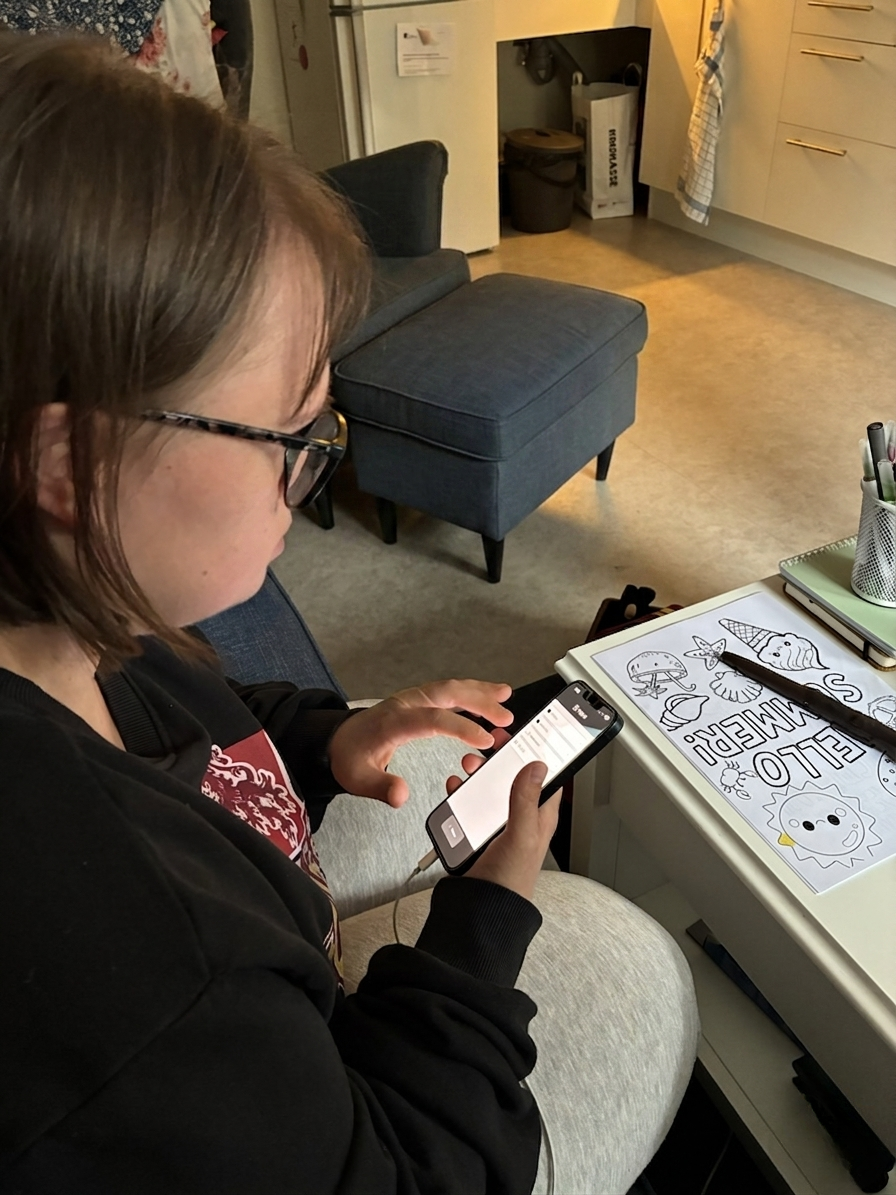 Tjej visar sin MEMOplanner GO-app