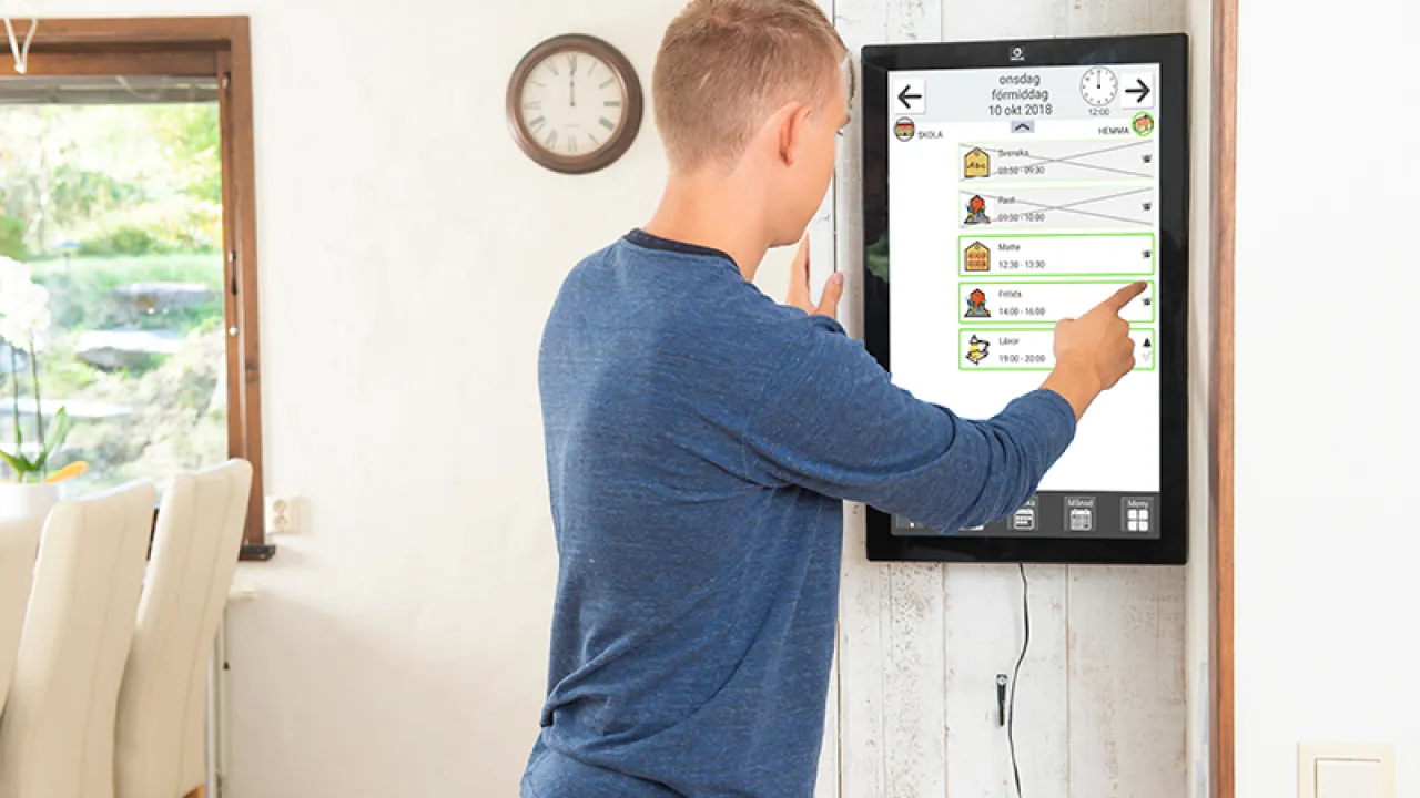 Man använder digitalt hjälpmedel