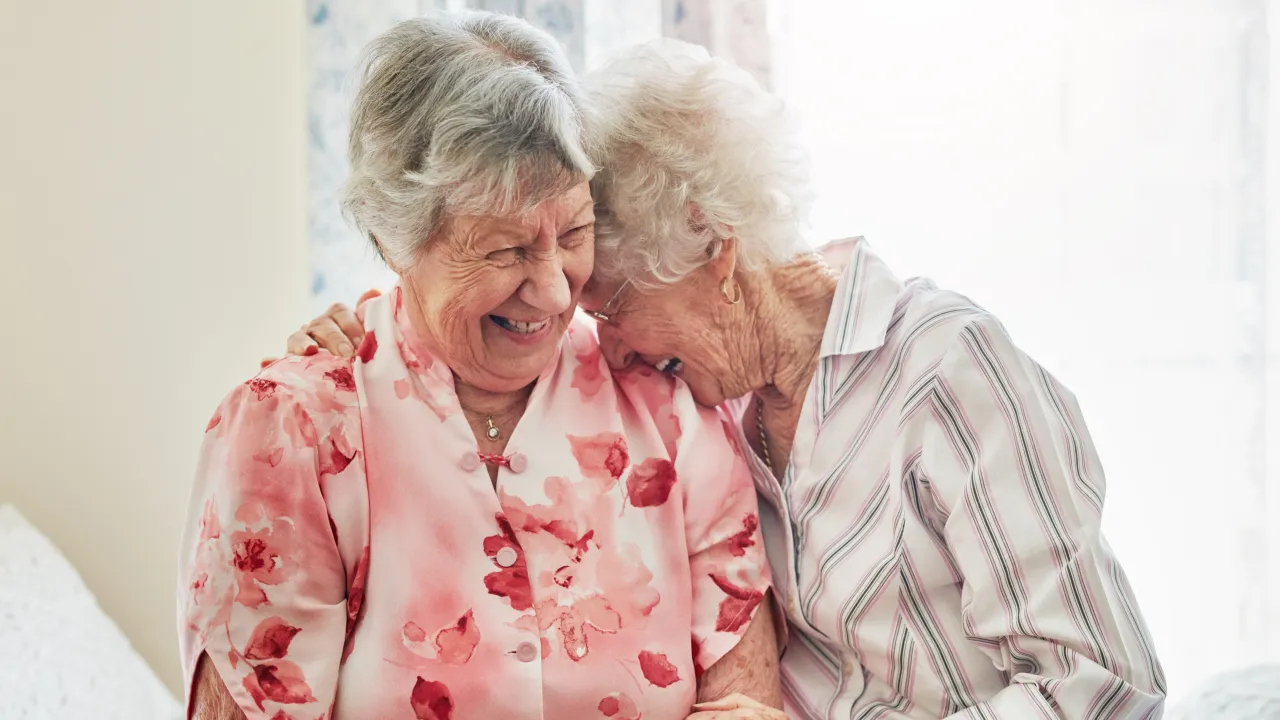 Äldre damer som skrattar tillsammans