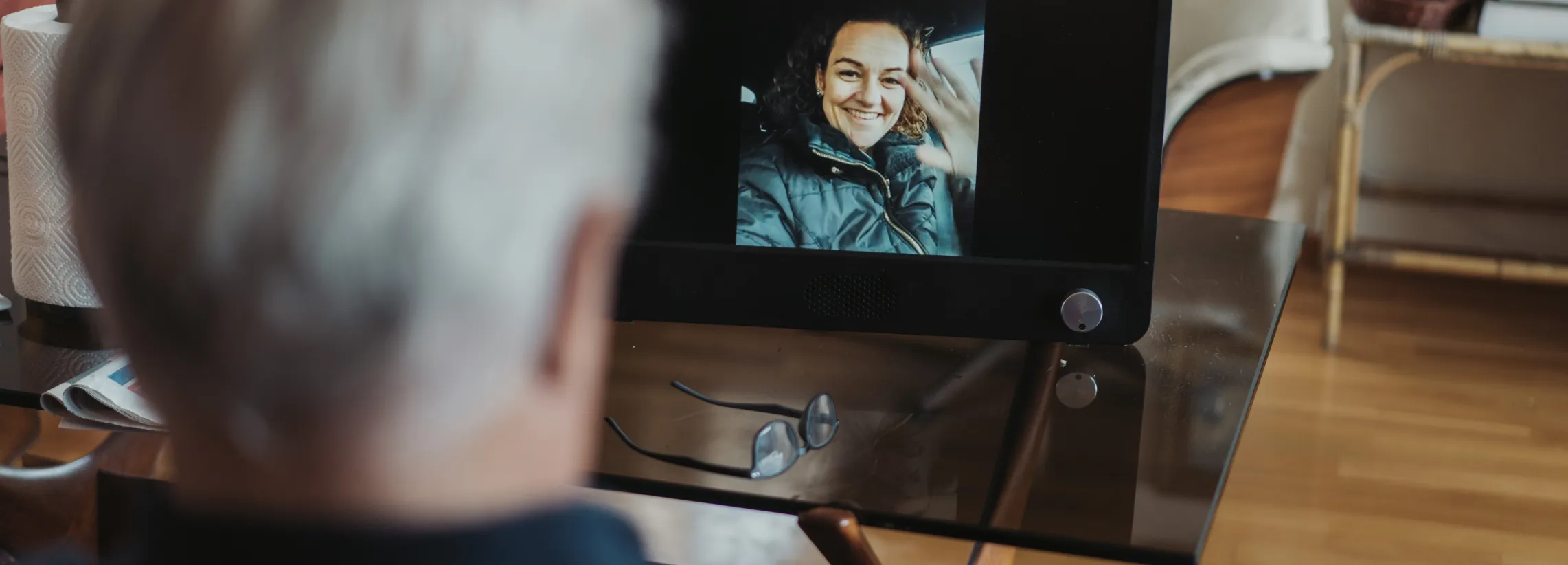 man talking to woman on a Komp Pro device