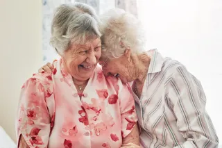 Äldre damer som skrattar tillsammans