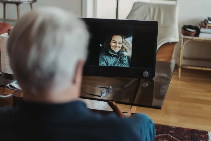man talking to woman on a Komp Pro device