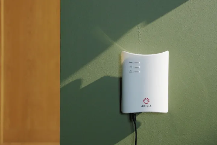 Emfit kontrollenhet på vegg