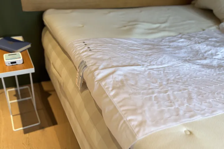 Fuktalarm laken i seng