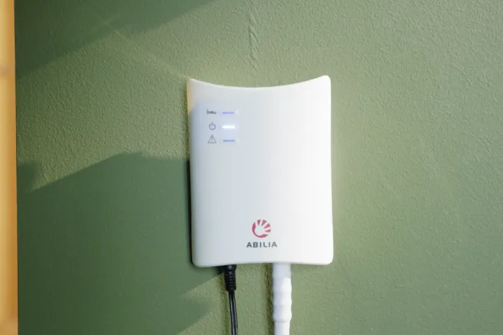 Emfit kontrollenhet uppsatt på vägg