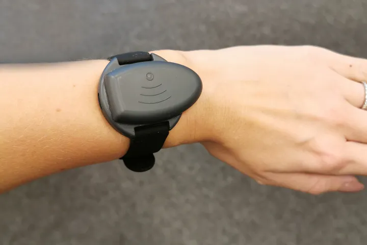 Användare med sensor på handleden