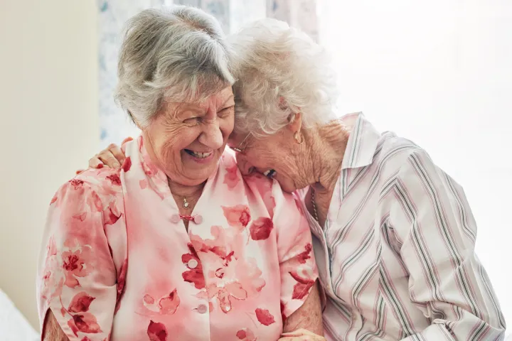 Äldre damer som skrattar tillsammans