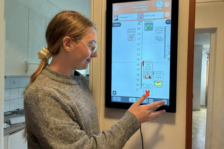 Hedvig vid sin MEMOplanner.jpg