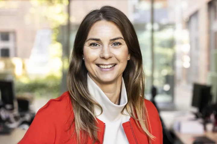 Porträtt av en kvinna som ler in i kameran