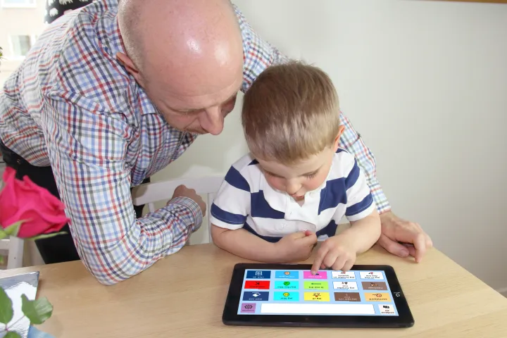 461102_Rolltalk_Touch_father_son_communication_PODD15_NO.jpg