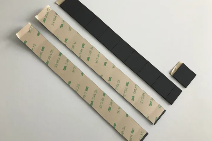 508798_Självhäftande magnethållare.jpg