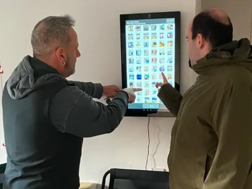 Two men using the digital screen MEMOplanner 