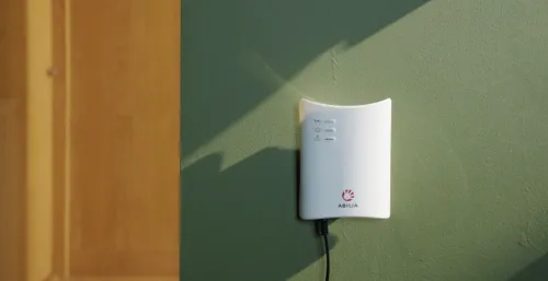 Emfit kontrollenhet på vegg