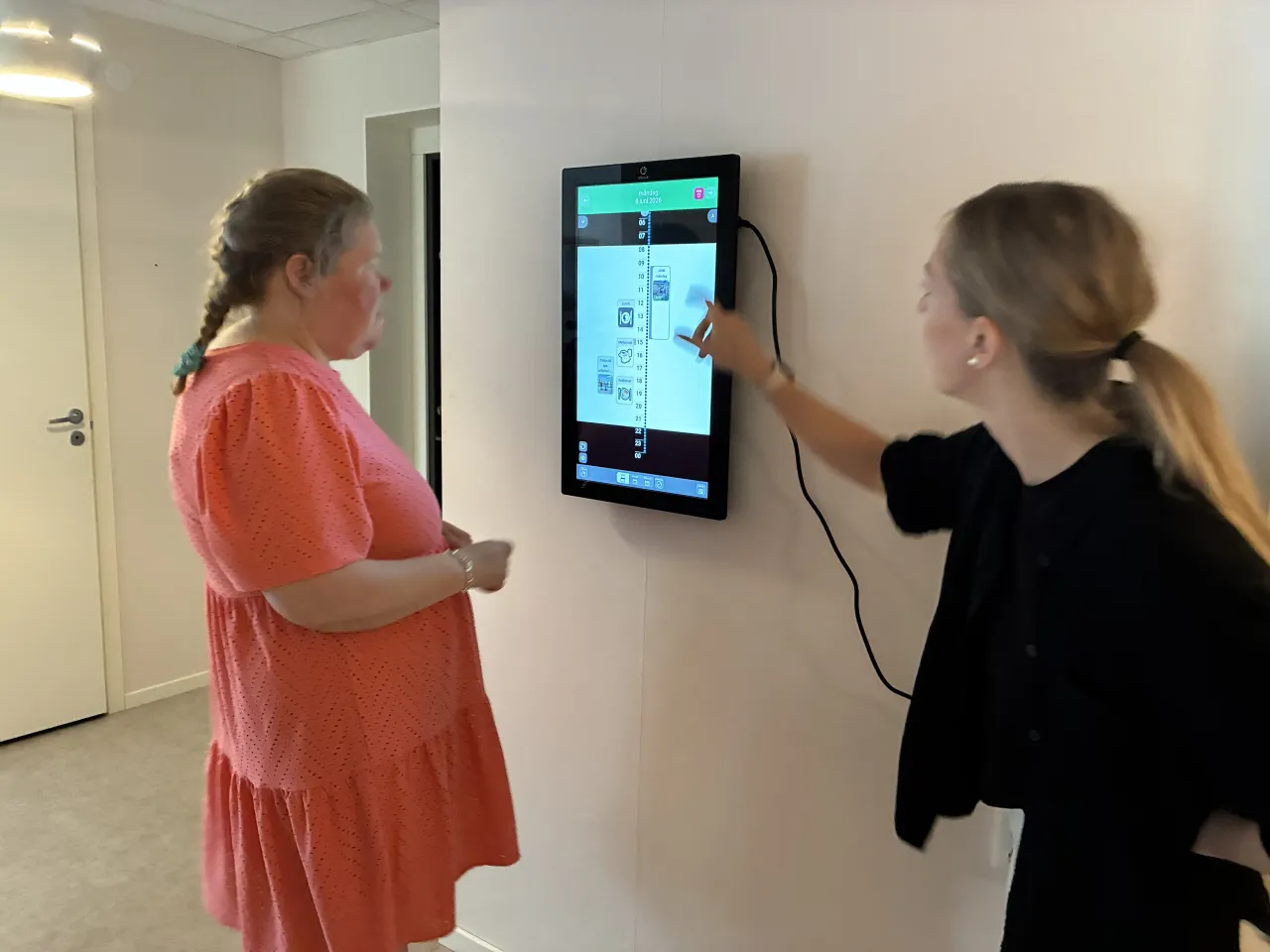 Åsa och Linn framför Åsas MEMOplanner